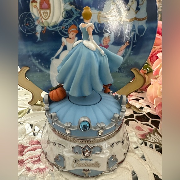 Disney Cinderella’s Dance Heirloom Music Box Collection - Picture 4 of 17